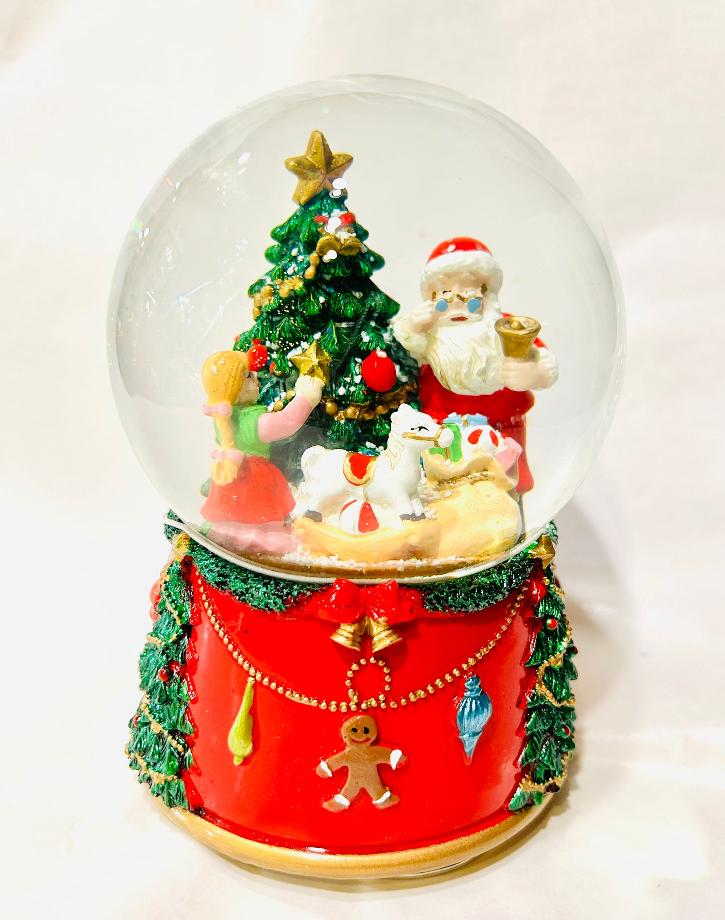 Árbol de Navidad con bola de nieve