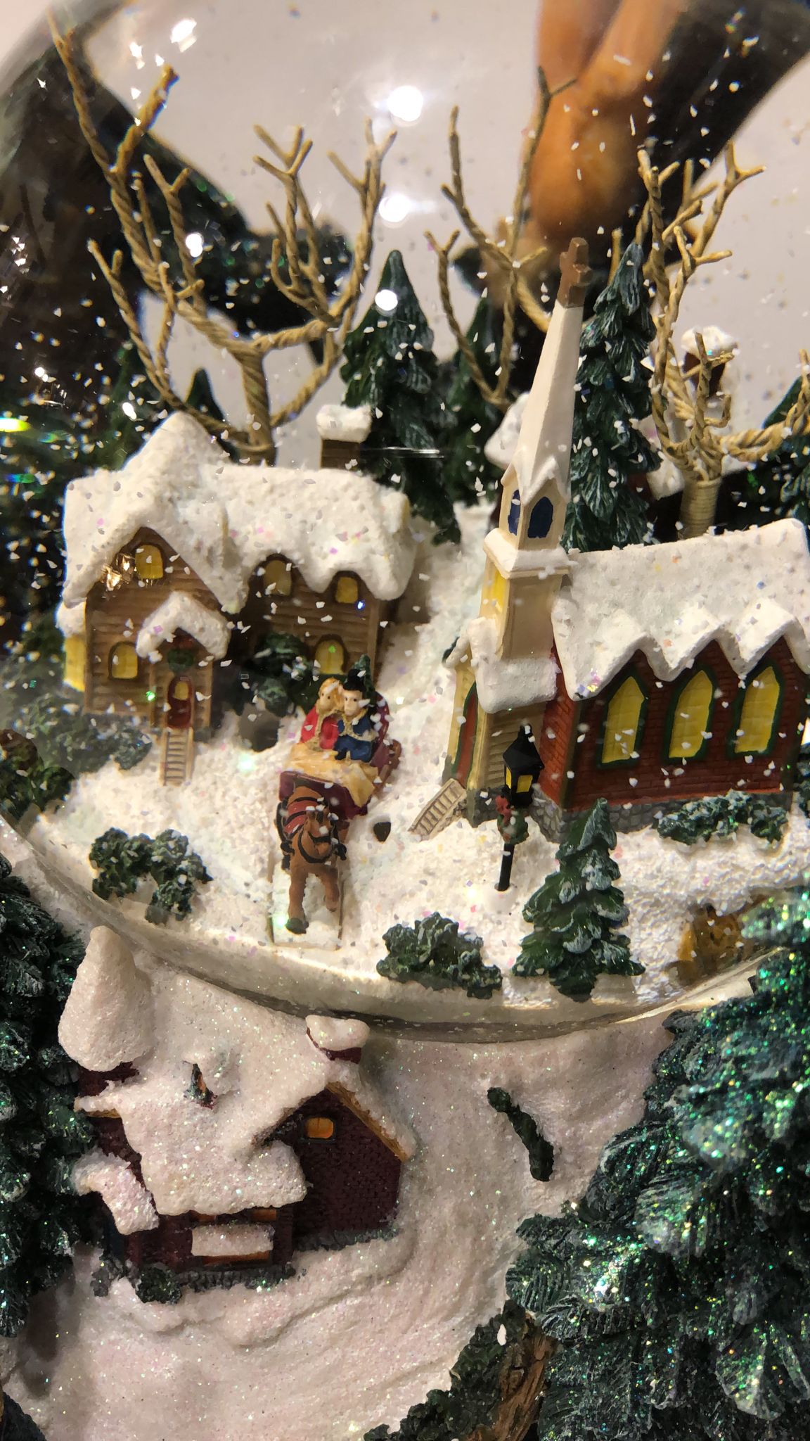 Sfera di neve villaggio nel bosco
